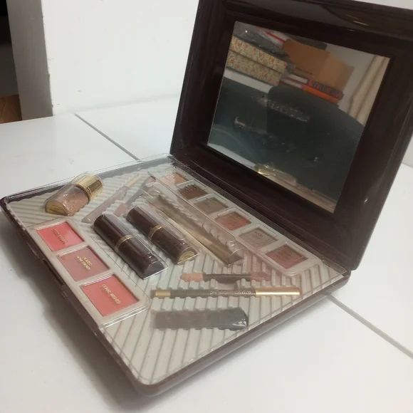 Vintage Elizabeth Arden Make up Kit - Picture 4 of 5